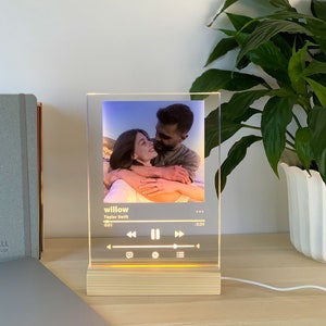 Luz nocturna personalizada con foto. Letrero acrílico para regalo. Soporte de madera, regalo de pareja, regalo para ella, regalo de boda.