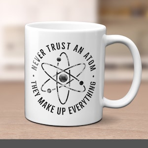 Ne faites jamais confiance à un atome, ils inventent tout, tasse blanche, tasse, idée cadeau, science, chimie, enseignant, tige, cadeau, humour, drôle, jeu de mots, blague
