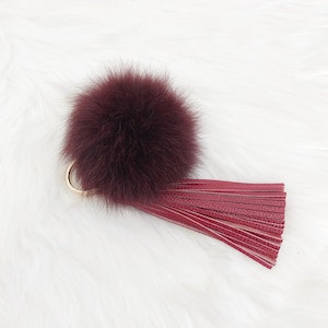 Echter Pelz Pompom Anhänger mit Leder Quaste Schlüsselanhänger/Taschenanhänger Burgund Fell Pompom Schlüsselanhänger. Taschenzubehör der Frau. Geschenk für Sie.