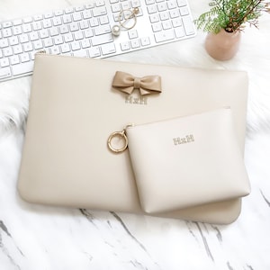 Custodia per laptop personalizzata in pelle vegana color avorio con fiocco e custodia per accessori