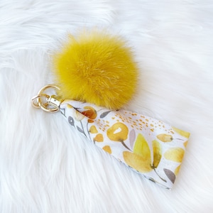 Llavero con pompón/Llavero con pompón de piel/Llavero de piel/Correa de muñeca con pompón amarillo/Correa para bolso, mostaza - EDICIÓN LIMITADA. 30 piezas disponibles.