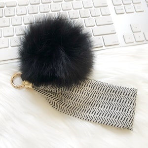 Correa de muñeca, llavero de muñeca, llavero de muñeca, dije de bolso con pompón negro, dije de monedero, dije de bolso con correa, llavero con pompón de correa de muñeca