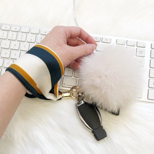 Correa para bolso de mano, llavero para bolso de mano, llavero para bolso de mano, dije para bolso con pompón de marfil, dije para bolso con correa, llavero con pompón para correa de mano