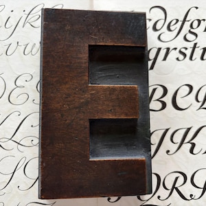 Un grand bloc à lettres en bois typographique vintage « E »