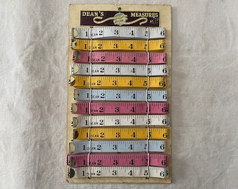 Vintage Dean's Tape Measures Shop Display Board con 30 medidas de Dean's End de latón de tela