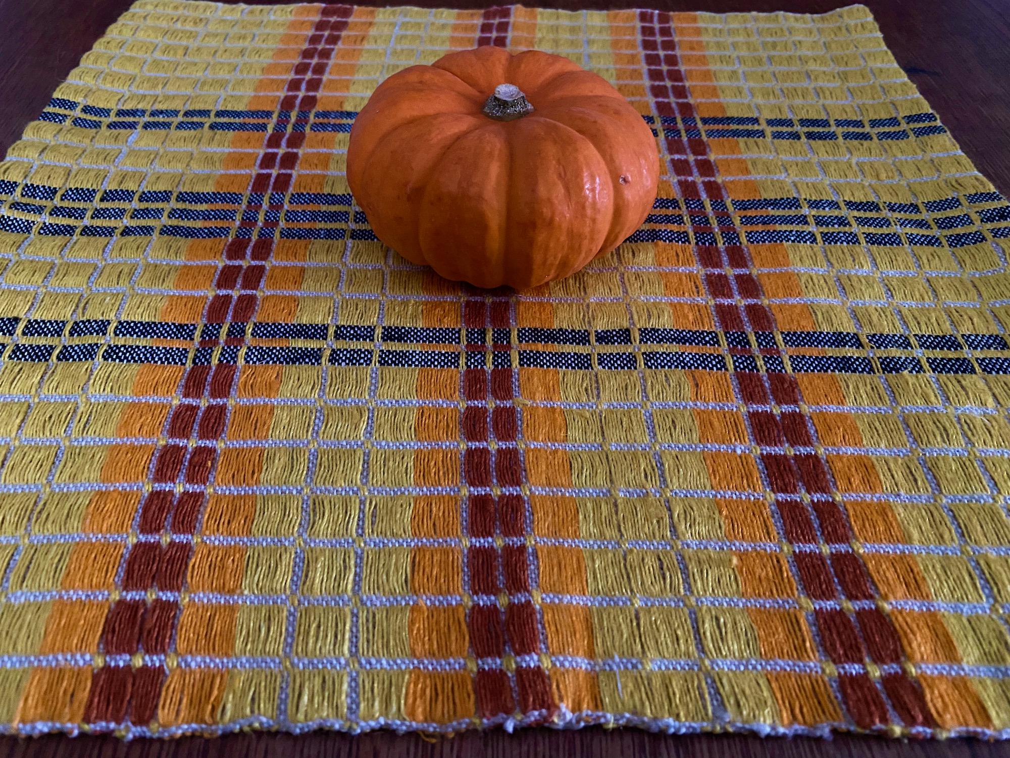 ユニークで素敵な小さな手織りのスウェーデン製テーブルクロス 明るい