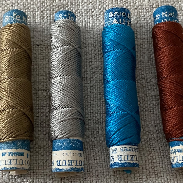 Quatre bobines inutilisées de 8 mètres de fil de boutonnière en soie Français vintage Au Phenix Silk Thread Français Mercerie