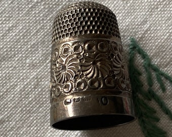 Pretty English Hallmarked Antique Silver Thimble