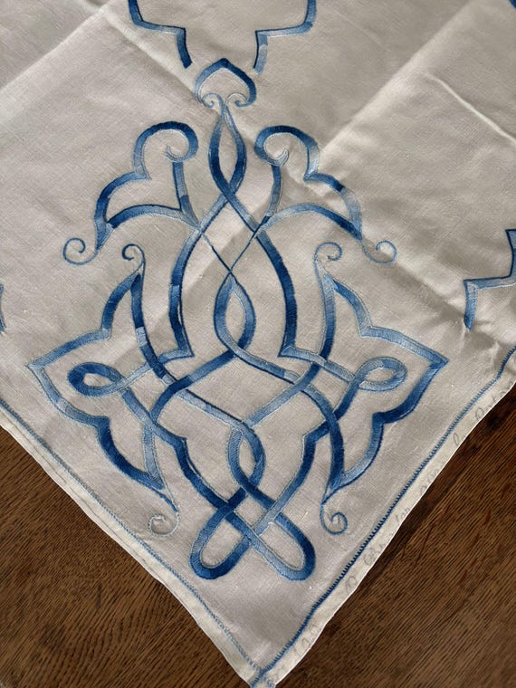 スタイリッシュなヴィンテージ刺繍フレンチブルーとホワイトのリネン