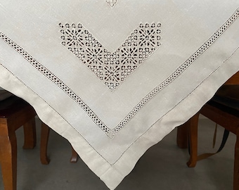 Un excepcional mantel antiguo de lino bordado a mano con hilo dibujado, 137 x 131 cm