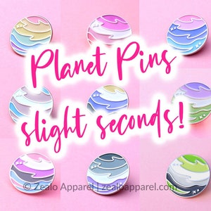 Op de afbeelding: Een set van acht planeetpinnen met verschillende kleurcombinaties. De pinnen zijn allemaal rond en hebben een witte omtrek. De tekst "Planet Pins" en "Slight Seconds!" is geschreven in roze letters op een roze achtergrond.