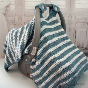 Pu&ograve; includere: Una copertura per seggiolino auto in crochet a righe blu e bianche con bottoni. La copertura &egrave; realizzata in filato morbido ed &egrave; progettata per proteggere il seggiolino auto dallo sporco e dagli schizzi.