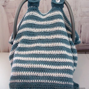 Pu&ograve; includere: Una copertura per seggiolino auto in crochet a righe blu e bianche con bottoni bianchi sulle bretelle. Modelli di uncinetto per principianti.