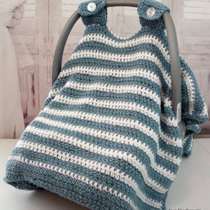 Pu&ograve; includere: Una copertura per seggiolino auto in crochet a righe blu e bianche con bottoni sulle bretelle. La copertura &egrave; realizzata con un filato morbido e confortevole, perfetta per mantenere il tuo piccolo caldo e comodo.