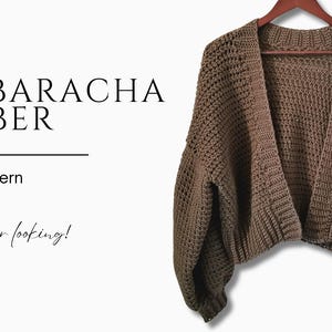 Puede incluir: Un cárdigan de crochet marrón de corte holgado y mangas largas. El cárdigan está abierto por delante y tiene una textura acanalada. El texto "THE BARACHA BOMBER" y "Crochet Pattern bddpatterns.com" es visible en la imagen.