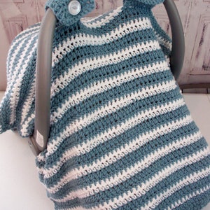 Pu&ograve; includere: Una copertina per seggiolino auto in crochet a righe blu e bianche con spalline e bottoni. La copertina &egrave; realizzata con un filato morbido e confortevole, perfetta per mantenere il tuo bambino al caldo e comodo.