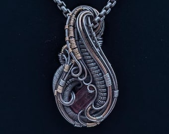 Ciondolo con tormalina rubellite in argento sterling, ciondolo avvolto in filo metallico