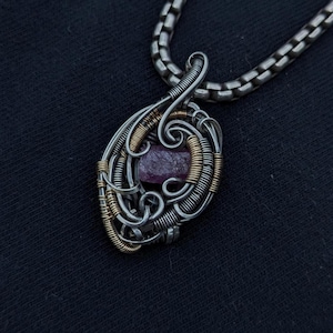 Mini colgante de cristal rubí hecho a mano en plata de ley y relleno de oro