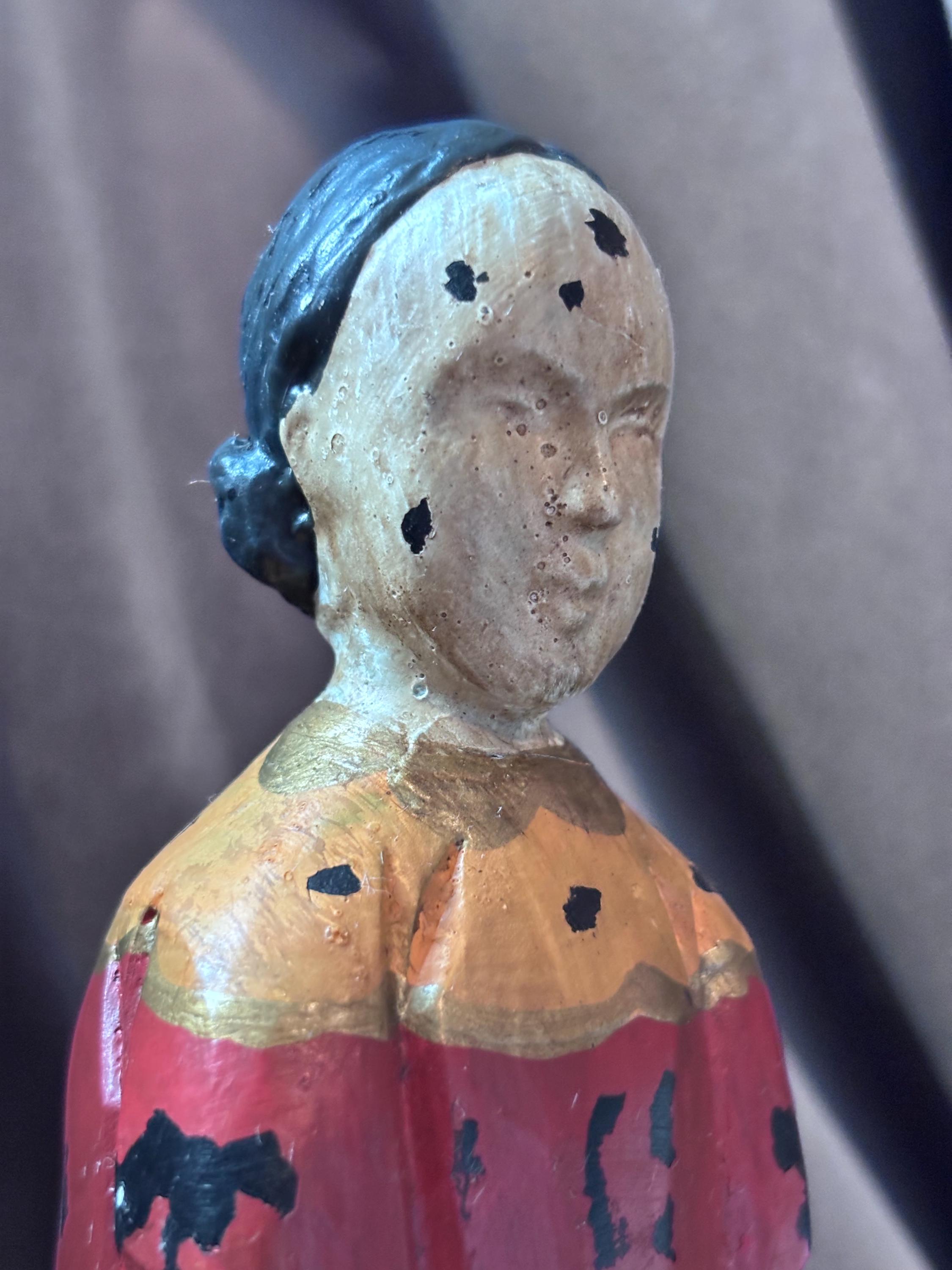 手彫りの木製フォークアート置物 | ヴィンテージペイントの原始的な