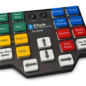 Könnte beinhalten: Eine schwarze Club Keyboard Sim Caddie FLEX mit verschiedenen farbigen Tasten. Grüne Tasten lesen "Expand Map", "Heat Map", "Map +" und "Map -". Gelbe Tasten lesen "Putter", "Club +" und "Club -". Blaue Tasten lesen "Mulligan", "Target", "Hide Objects" und "Flyover".