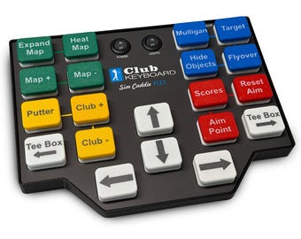 Puede incluir: Un teclado negro Club Keyboard Sim Caddie FLEX con múltiples botones de colores. Los botones verdes indican "Expand Map", "Heat Map", "Map +" y "Map -". Los botones amarillos indican "Putter", "Club +" y "Club -". Los botones azules indican "Mulligan", "Target", "Hide Objects" y "Flyover".
