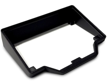 Puede incluir: Pantalla de protección de plástico negro para un monitor o una tableta. La pantalla tiene un diseño curvo y está diseñada para reducir el brillo.
