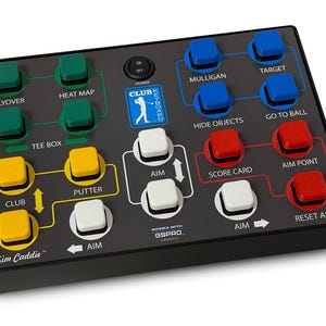 Könnte beinhalten: Ein schwarzes, rechteckiges Golf-Simulator-Tastatur-Steuergerät mit einem Raster aus farbigen Tasten. Es verfügt über grüne, gelbe, weiße, blaue und rote Tasten, die mit Funktionen wie Flyover, Heat Map, Mulligan, Target, Club, Putter und Aim beschriftet sind.
