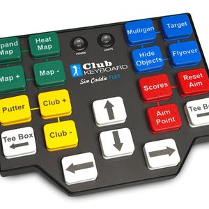 Pode incluir: Um controlador preto Club Keyboard Sim Caddie FLEX com uma grade de botões coloridos. O layout inclui teclas verdes, amarelas, azuis, vermelhas e brancas rotuladas com comandos de simulação de golfe como Mulligan, Target, Scores e setas.
