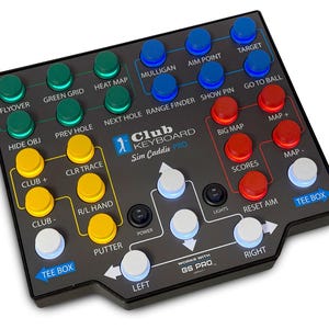 Pode incluir: Um controlador preto Club Keyboard Sim Caddie Pro com uma grade de botões coloridos rotulados com funções de simulação de golfe, incluindo Flyover, Green Grid, Heat Map, Mulligan, Aim Point, Target, Big Map, Scores e Tee Box.