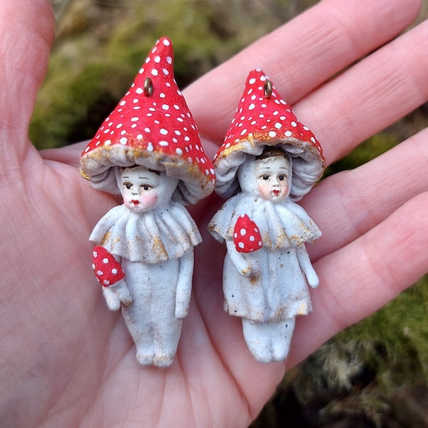 Set di due Mini scultura di fungo di cotone filato Decorazione natalizia Ornamento di agarico di mosca Amanita muscaria Decorazione dell'albero di Natale Fata Giardino Funghi