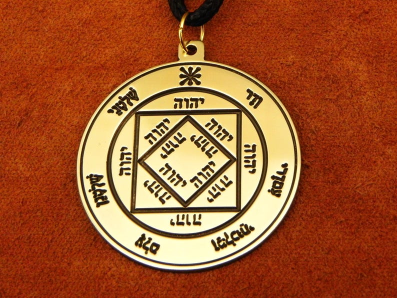 Пентакль солнца значение. Великий пентакль соломона. Татуировка дина и сэма винчестеров. Амулет великий пентакль соломона. Пентакли архангелов.