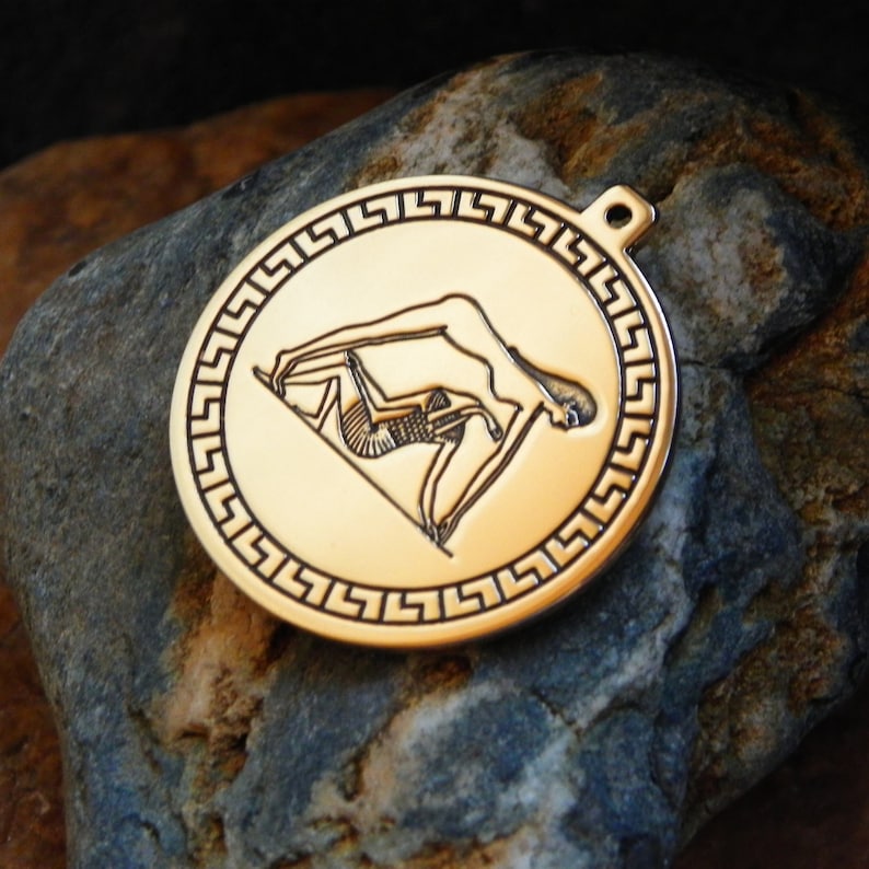 Амулет змея. Голова змеи оберег. Голова змеи оберег. Амулет в виде змеи. Амулет змеи.