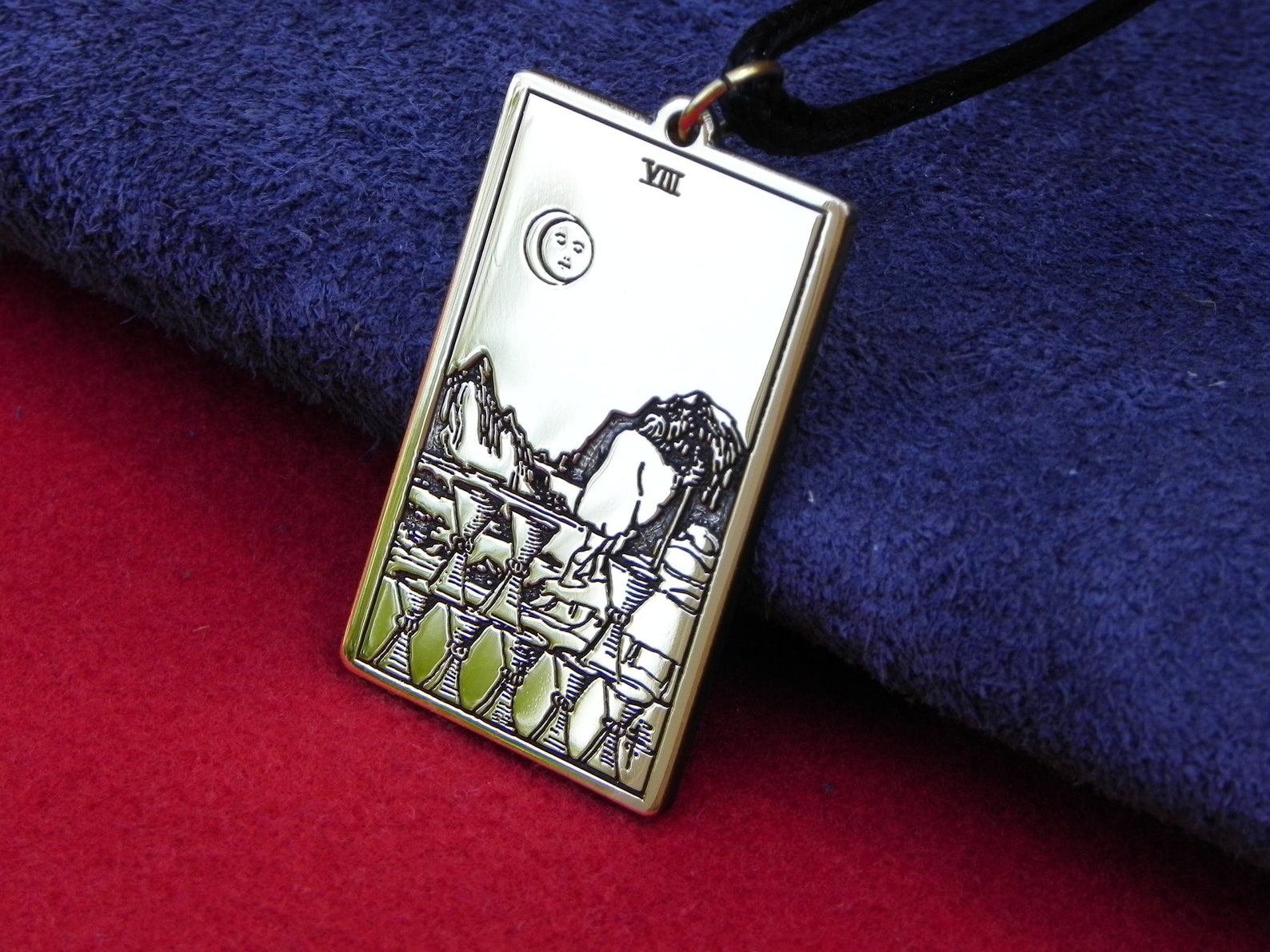 Подвеска таро. Кулон аркан таро. Амулеты таро. Таро и обереги. Таро и обереги.