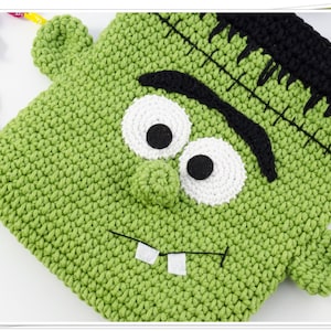 Puede incluir: Bolsa de truco o trato de Halloween de Frankenstein de crochet verde con ojos negros, escler&oacute;tica blanca y boca cosida.