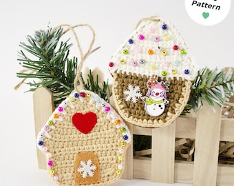 Puede incluir: Dos adornos de ganchillo con forma de casa y de cupcake. La casa tiene un corazón de fieltro rojo y una puerta con un copo de nieve blanco. El cupcake tiene una parte superior blanca con cuentas de colores y un muñeco de nieve. Con cordel.