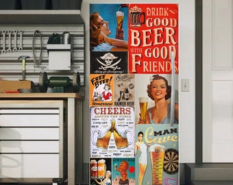 Puede incluir: Un frigorífico cubierto de carteles vintage con temática de cerveza. Los carteles presentan imágenes de mujeres, jarras de cerveza y textos como "Drink Good Beer With Good Friends" y "Man Cave". La estética general es retro y nostálgica.