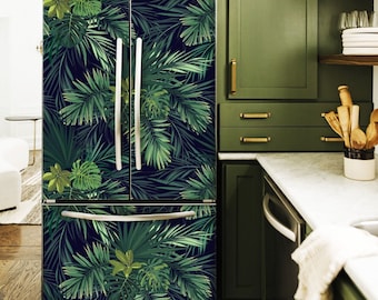Può includere: Un frigorifero in acciaio inossidabile con un design a foglie tropicali sulle porte. Il frigorifero ha un vano congelatore nella parte inferiore e un erogatore d'acqua sulla porta.