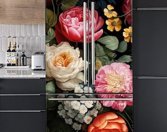 Può includere: Un frigorifero nero con un design floreale con fiori rosa, bianchi, rossi e gialli su uno sfondo scuro.