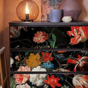 Sticker IKEA Malm dressoir, stickers Ikea dressoir, malm wrap, malm contactpapier, sticker donkere bloemen dressoir hack, stickers dressoir voor slaapkamer