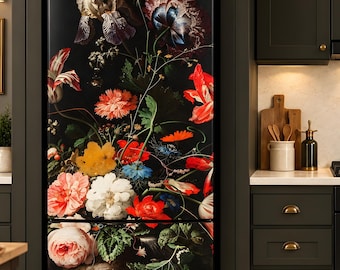 Può includere: Un frigorifero alto con un rivestimento a motivo floreale scuro. Il design mostra un vivace bouquet di fiori rossi, bianchi, rosa e arancioni su sfondo nero, con un grande vaso decorato raffigurato nella parte inferiore.