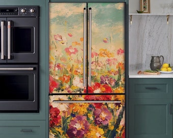 Può includere: Un frigorifero con un design floreale colorato sulle porte. Il design presenta una varietà di fiori in tonalità di rosa, giallo, rosso e viola, dipinti in uno stile sciolto e impressionistico.