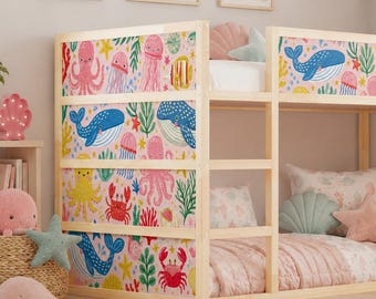 Pegatinas para cama KURA con temática marina, pegatinas IKEA para cama Kura para niñas, decoración de habitación con litera rosa con temática oceánica.