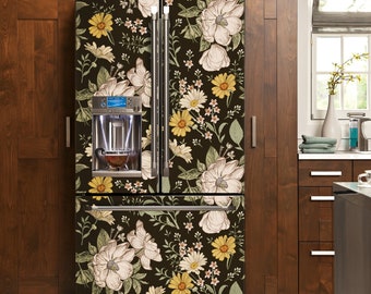 Può includere: Un frigorifero in acciaio inossidabile con un design floreale sulle porte. Il design presenta fiori bianchi e gialli su uno sfondo verde scuro.