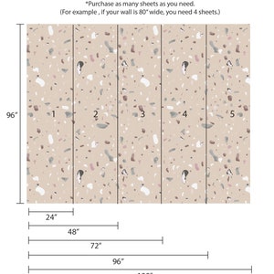 Puede incluir: Un patr&oacute;n de papel tapiz de terrazo beige con un dise&ntilde;o repetitivo de peque&ntilde;as virutas blancas, grises y rosas. El papel tapiz est&aacute; dividido en cinco secciones, cada una de 61 cm de ancho y 244 cm de alto. La imagen incluye texto que dice "*Compra tantas hojas como necesites. (Por ejemplo, si tu pared tiene 203 cm de ancho, necesitas 4 hojas.)"