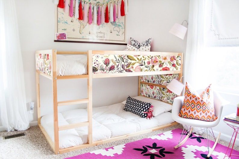Ikea kinderbed maken & hacks; voor jungle, prinsessenkamer of bedhuisje De bedden van KURA kunnen op vele manieren aangekleed worden. Bijvoorbeeld zoals dit lieve, zoete speelhuisje, maar met wat andere kleuren zou je er ook een leuk Eftelinghuisje van kunnen maken, zoals bijvoorbeeld van de heks van Hans en Grietje, je eigen snoephuisje dus (niet gemaakt van echte snoepjes natuurlijk, want je hebt uiteraard net je tanden gepoetst).