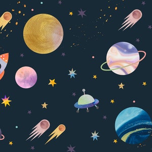 Pode incluir: Uma ilustra&ccedil;&atilde;o em aquarela de uma cena espacial azul escura com planetas, estrelas, cometas, um foguete, um OVNI e uma lua. Os planetas s&atilde;o pintados em tons de azul, rosa e dourado.