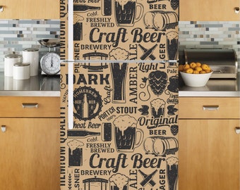 Puede incluir: Un imán de nevera marrón y negro con un tema de cerveza artesanal. El imán presenta ilustraciones de jarras de cerveza, lúpulo, barriles y el texto "Craft Beer".