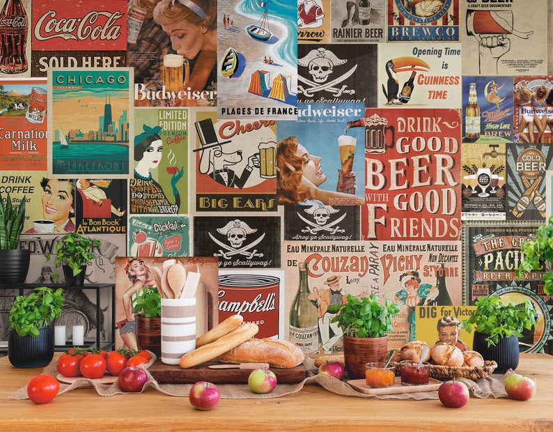 Puede incluir: Una naturaleza muerta con anuncios vintage de cerveza, refrescos y otras bebidas. La escena se desarrolla en una mesa de madera con una variedad de alimentos, incluyendo manzanas, tomates y pan. Tambi&eacute;n hay varias plantas en macetas y un portautensilios a rayas.