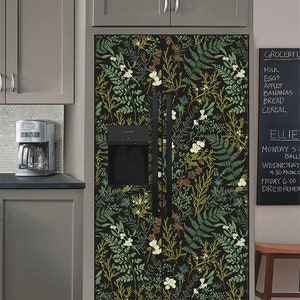 Peut inclure: Un réfrigérateur noir avec un motif floral sur les portes. Le réfrigérateur a un distributeur d'eau et un congélateur sur le côté droit. Un tableau noir sur le côté droit du réfrigérateur liste les courses et un horaire.