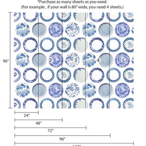 Puede incluir: Un patr&oacute;n de papel tapiz con un dise&ntilde;o repetitivo de platos de porcelana azul y blanco. El patr&oacute;n est&aacute; dividido en cinco secciones, cada una de 61 cm de ancho. El papel tapiz mide 244 cm de alto. *Compra tantas hojas como necesites. (Por ejemplo, si tu pared mide 203 cm de ancho, necesitas 4 hojas.)*